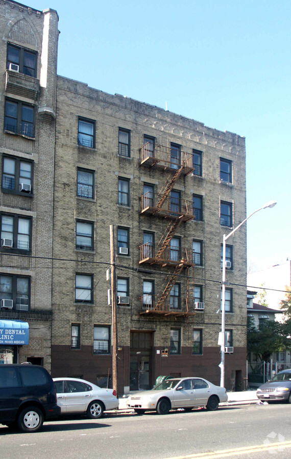 Photo - 1233 White Plains Rd Apartments