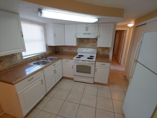 Photo - 2/1/1 with BONUS ROOM, 1000 Sq. Ft. with custom tile in bathroom & renovated kitchen!!