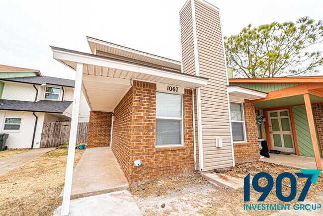 Building Photo - Updated 2-Bed, 1.5-Bath Townhome in NW Nor...
