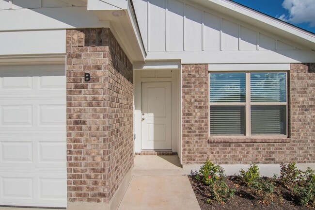 Building Photo - 1261 Lehmann Dr Unit B