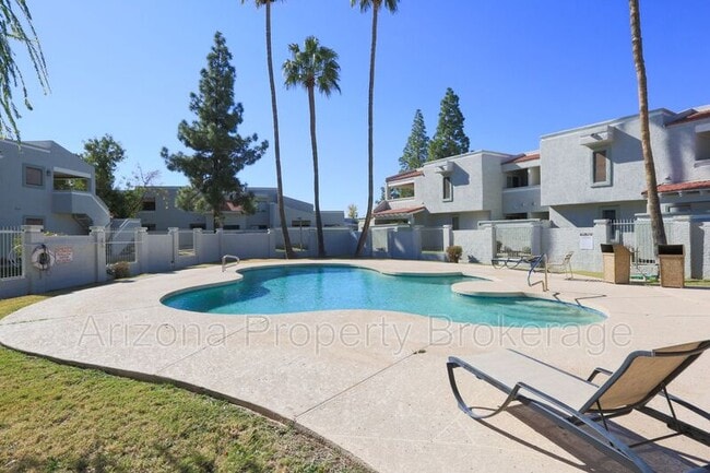 Building Photo - 850 S River Dr Rental