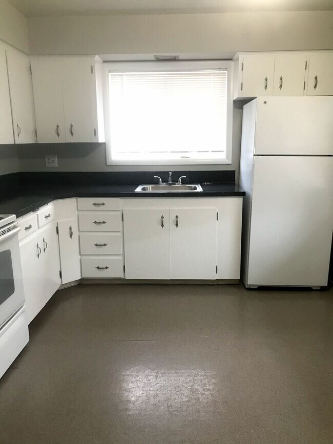 Photo - Large 2 Bed, 1 Bath Duplex Apartment with ...