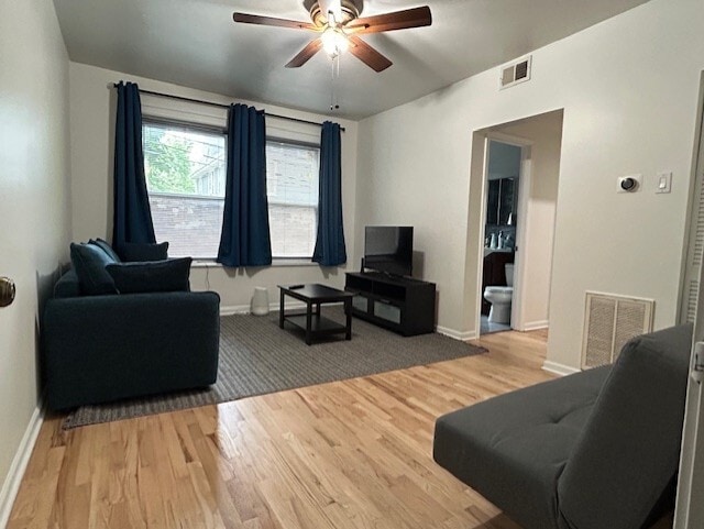 Building Photo - 4240 N Clarendon Ave Unit 213N