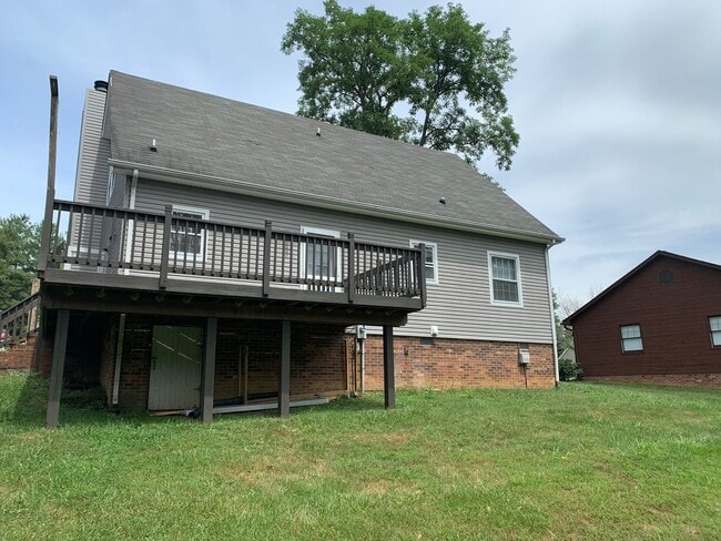 Photo - 208 Woodbine Dr