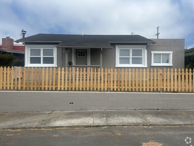 Building Photo - Custom 3BD/2BA Home in Eureka!