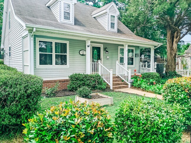 Large southern front porch - 9415 Chesapeake St House