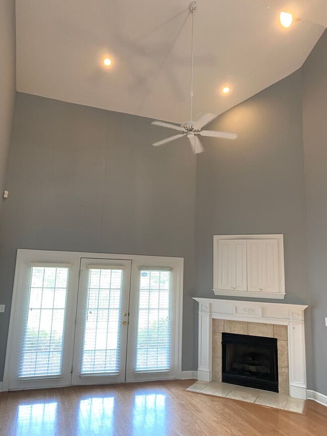 Photo - Large 3 bed/ 2.5 bath townhome for rent near the Reservoir!
