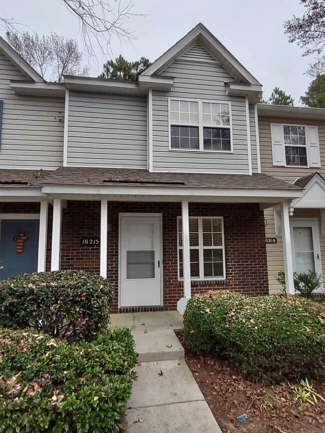 Building Photo - Pristine, move in ready Townhome located in the Holly Ridge Complex!