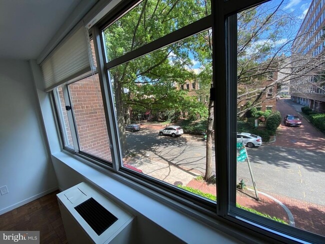 Building Photo - 940 25th St NW Unit 515S