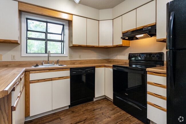 2 BR, 2 BA - 1,300SF