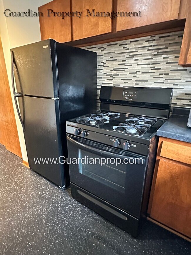 Photo - Top Floor Kingfield Minneapolis Apartment, Hardwood Floors, South Facing, Wall Ac Unit, One Mont ... Unit #201