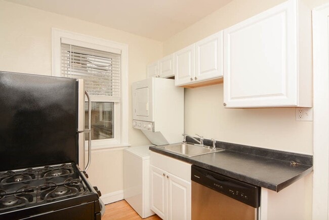 Building Photo - 1425 W Hutchinson St Unit J09P