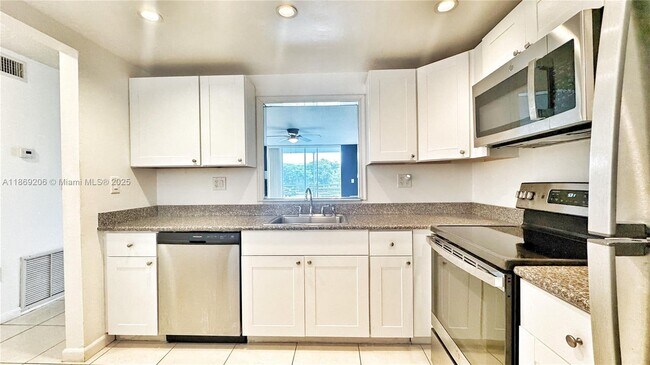 Photo - 3750 NE 170th St Unidad 3750 NE 170th St # 208