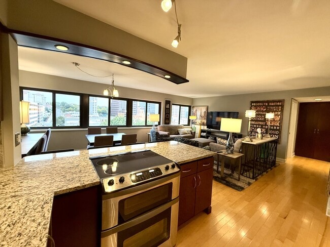 Photo - 803 W 48th St