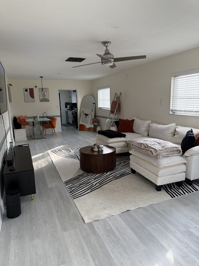 Building Photo - 5865 37th Ave N Unit #27