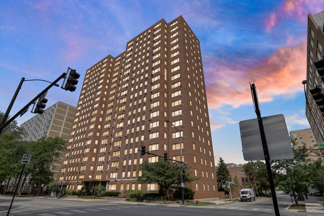 Building Photo - 2909 N Sheridan Rd Unit 1105