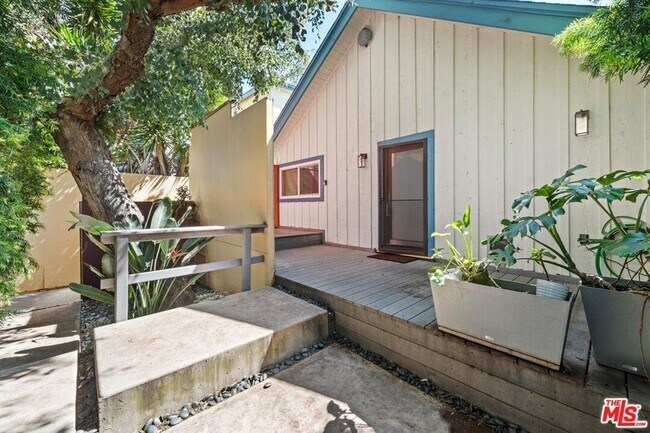Photo - 38 20th Avenue, Los Angeles, CA 90291 - 2 ...