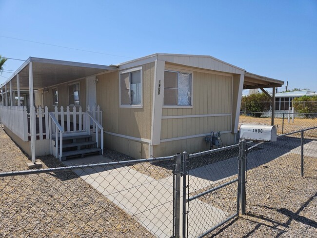 Building Photo - Cute and Clean 2 bed/1 Bath in central BHC