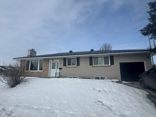 Building Photo - Spacieux 4 Chambres à Gatineau (89 Rue Bagot) TOUS INCLUS! Unit 1