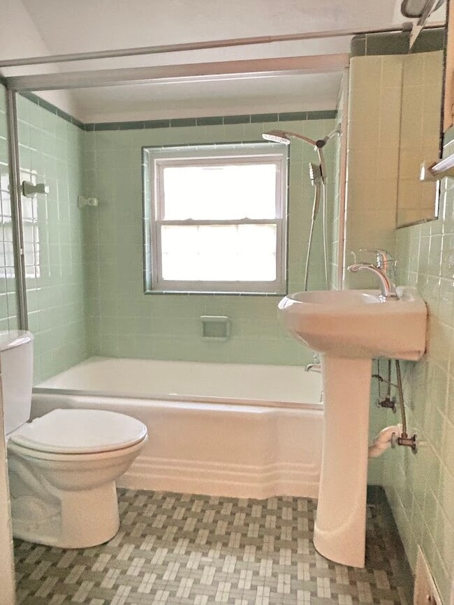 Building Photo - 1055 Pollard Ave