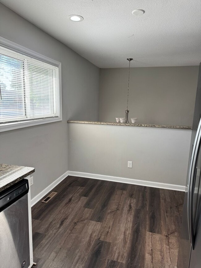 Photo - 3 Bed/2 Bath Townhouse near Downtown Shakopee- Available Now!
