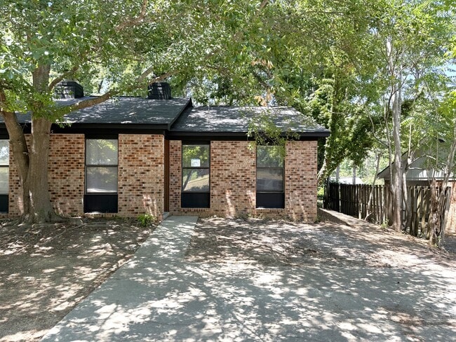 Building Photo - 1725 Kathleen Dr
