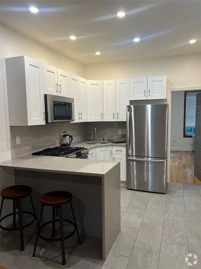 Building Photo - 764 Washington Ave Unit 2 Rental