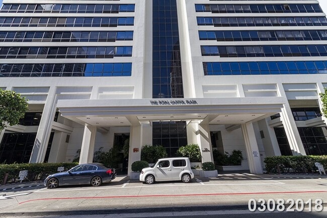 Photo - $3,500 / 2br - 896ft2 - Renovated and Modern 2BR/2BA/1PKG unit in the Royal Capito