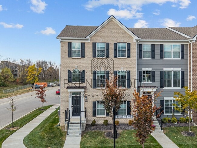 Building Photo - Move-In Ready Modern Townhome in Sought-Af...