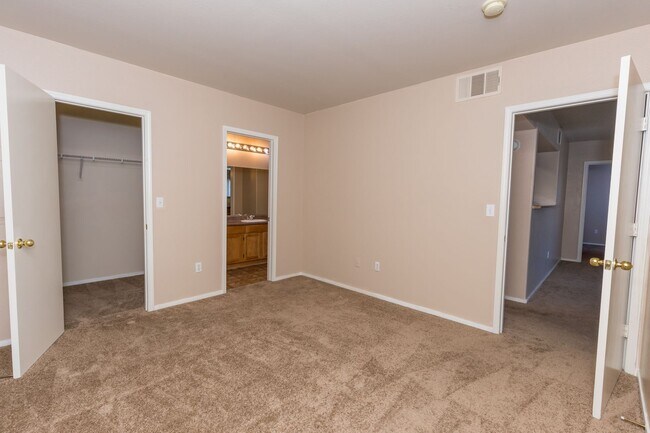 Building Photo - Lovely 2-Bedroom Condo in the Tuscano Comm... Unit 2106