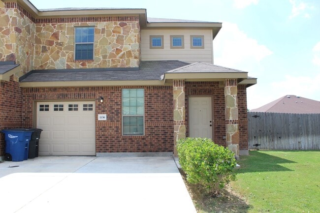 Building Photo - 3/2.5/2 Two story Duplex / Easy for commuters/ Minutes from Shopping, Restaurants, & Entertainmen...