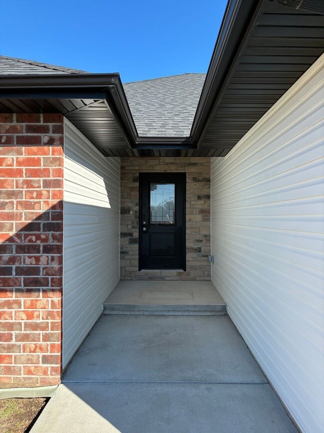 Photo - Beautiful 3 bedroom, 2 bath, 2 car garage duplex in Ozark! Spacious, granite with open / split be...