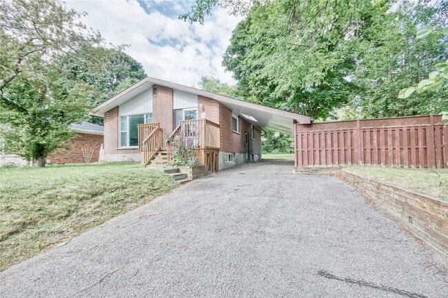 Building Photo - 3 Bed / 1 Bath Main Floor Unit Main Floor