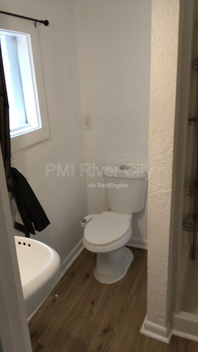 Photo - 8136 Siskin Ave