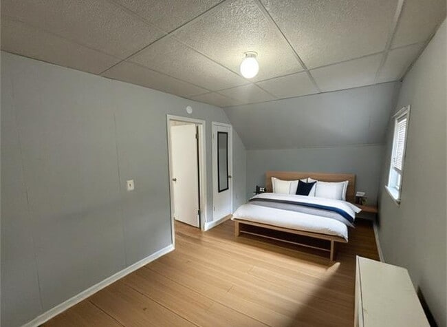 Photo - 240 Dixon Ave