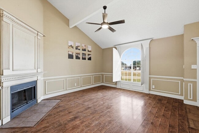 Photo - 316 Comiskey Ct