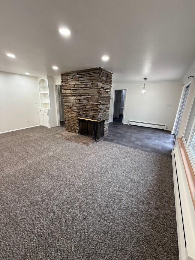 1870 Cresthill Dr Unit UPSTR