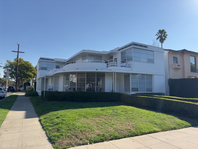 Wallace Beery Duplex - 756 N Harper Ave Townhome