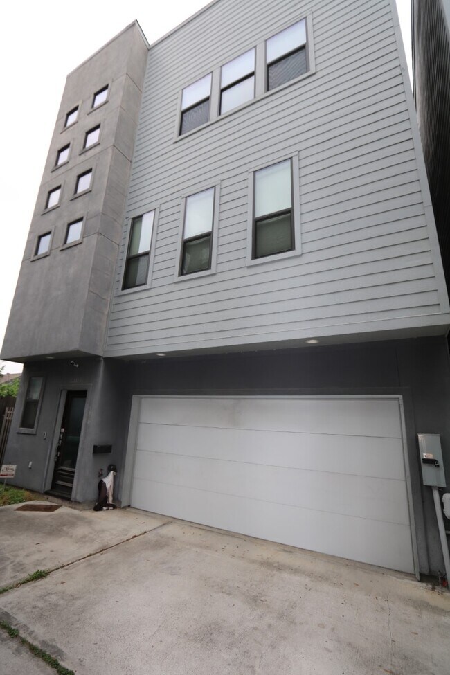 Building Photo - 2103 Hadley St