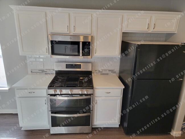 Double oven, microwave and fridge - 2874 Southampton Way