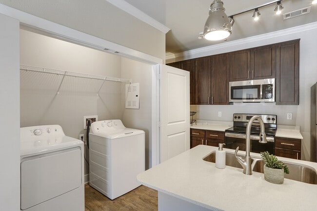006_1600x1067_mls.jpg - Creekside Crossing Apartments