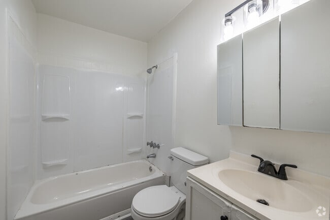 2BR, 1BA - 820SF - Bathroom