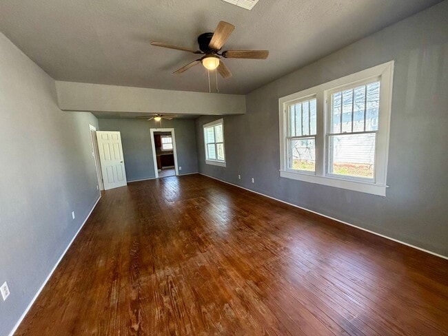 Photo - 3 Bedroom and 1 Bathroom Home in Shawnee for rent