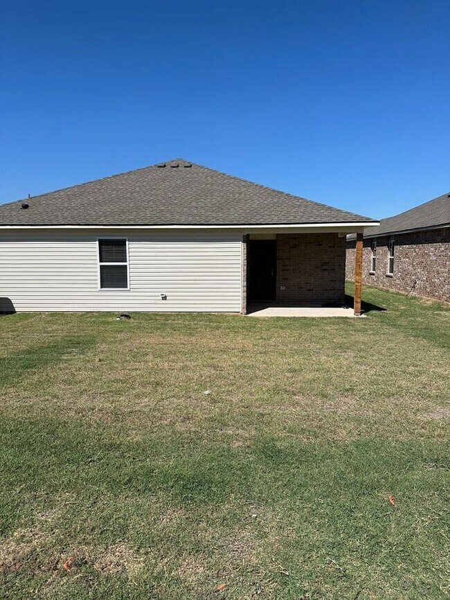 *LIMITED TIME OFFER* BRAND NEW Three Bedro... House House Rental in