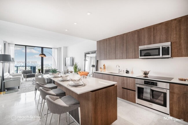 Building Photo - 88 SW 7th St Unit 2406