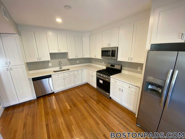 Building Photo - 190 Kelton St Rental