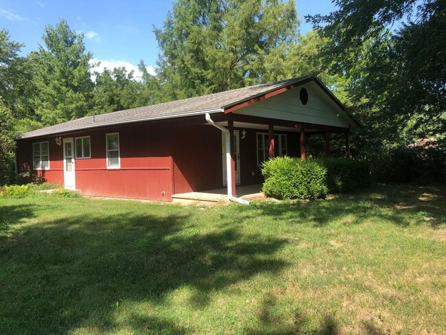 Quaint 2 bedroom perched atop 1.7 wooded a... - Quaint 2 bedroom perched atop 1.7 wooded a... House