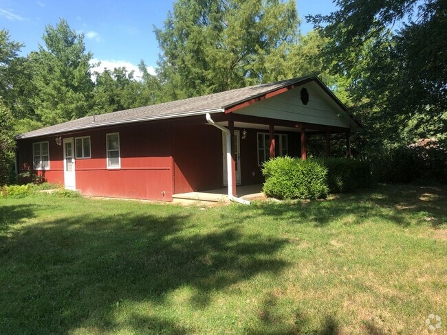 Building Photo - Quaint 2 bedroom perched atop 1.7 wooded a... Rental