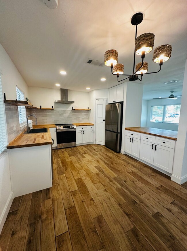 Photo - 4390 Maple St NE