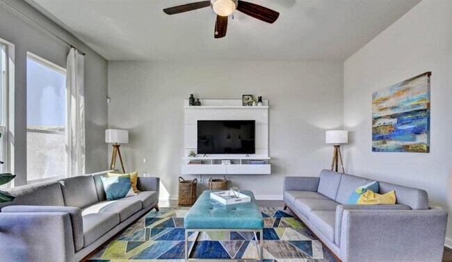 Photo - 1205 Showbox St